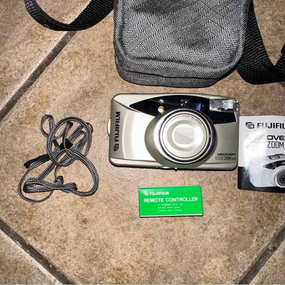 Fujifilm S1200 Discovery Zoom Date 120 35mm Point Shoot, Brand New Remote, Case